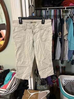 L.E.I. Life Energy Intelligence Y2K Khaki Low Rise Cargo Capri Pants Size 5